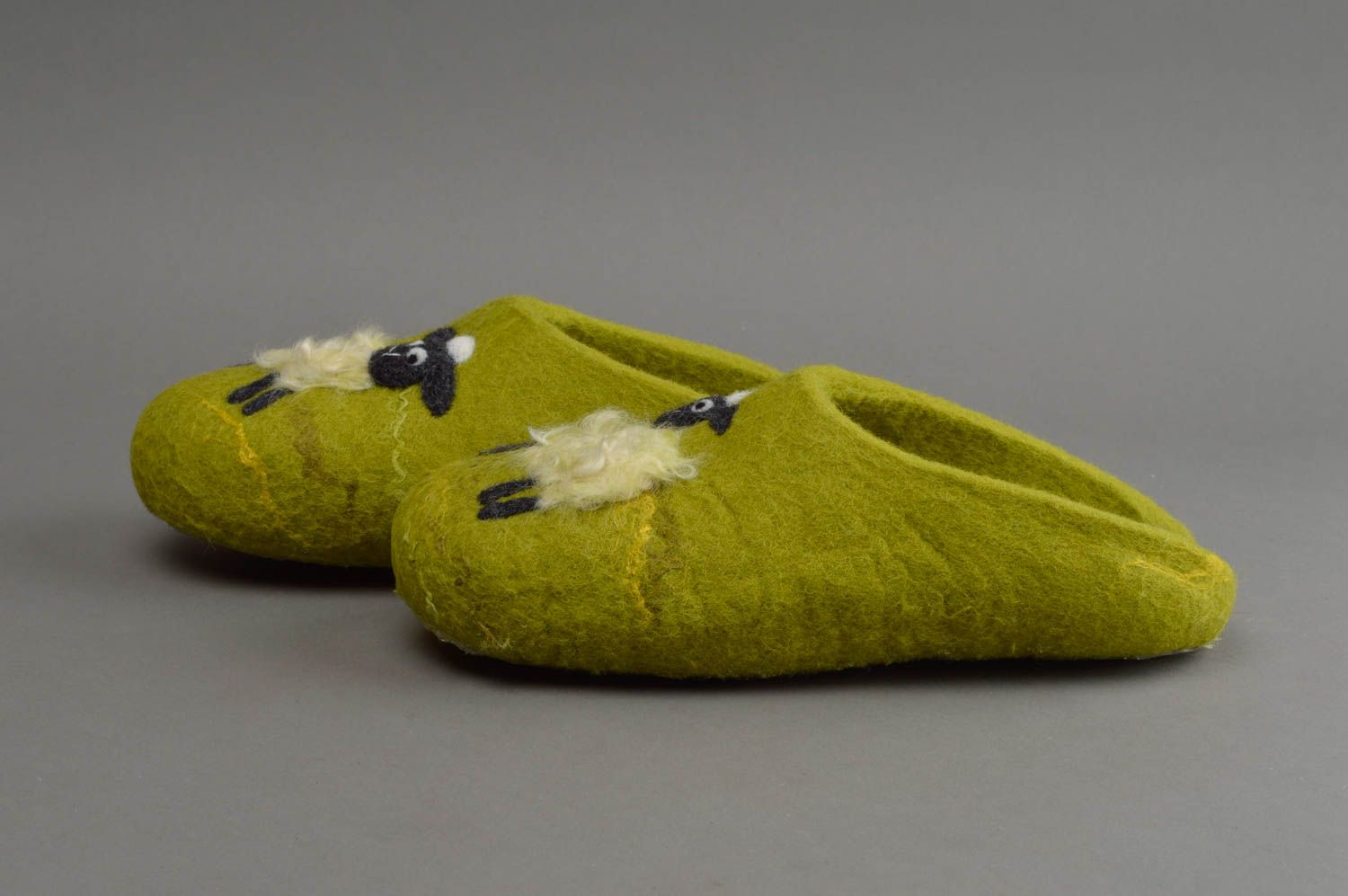 Pantoufles faites main vertes en laine naturelle pour femme Brebis dans le bois photo 3