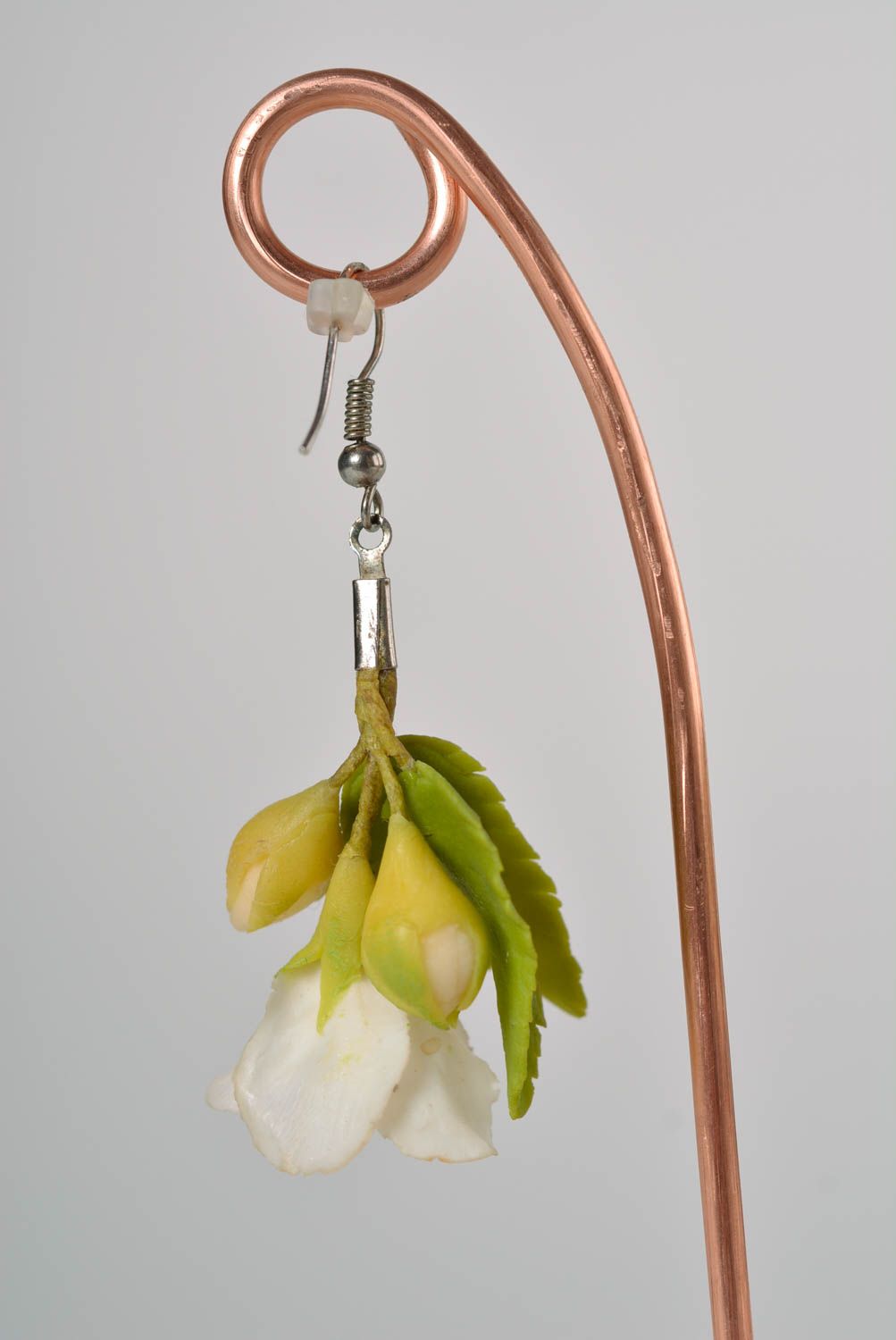 Pendientes largos con flores de arcilla polimérica originales artesanales foto 5