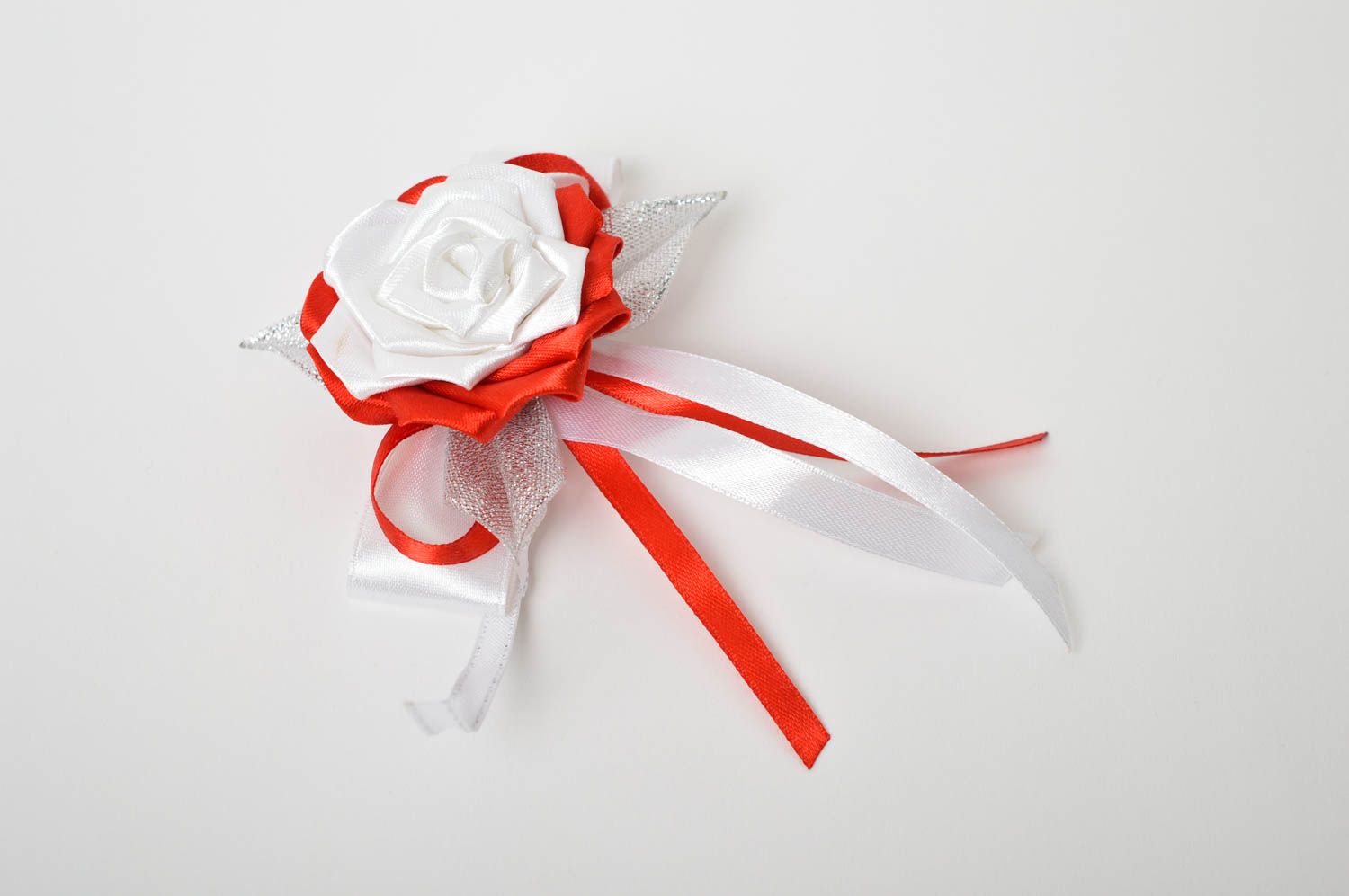 Botonier con flor de cintas artesanal detalle para boda adorno para boda foto 2