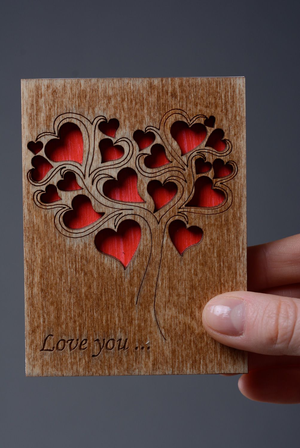 Cartolina fatta a mano in legno con cuori carini oggetto originale d'autore
 foto 4