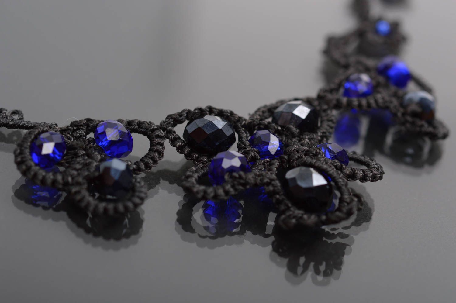 Ожерелье из ниток украшения ручной работы вязаные серьги набор аксессуаров фото 2