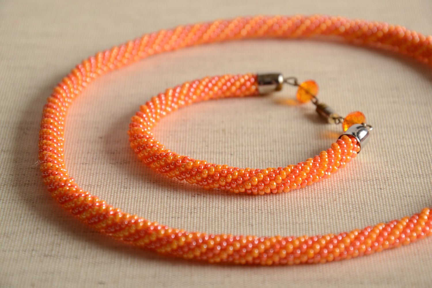 Beautiful bright orange beaded jewelry set 2 items women's necklace and bracelet photo 1