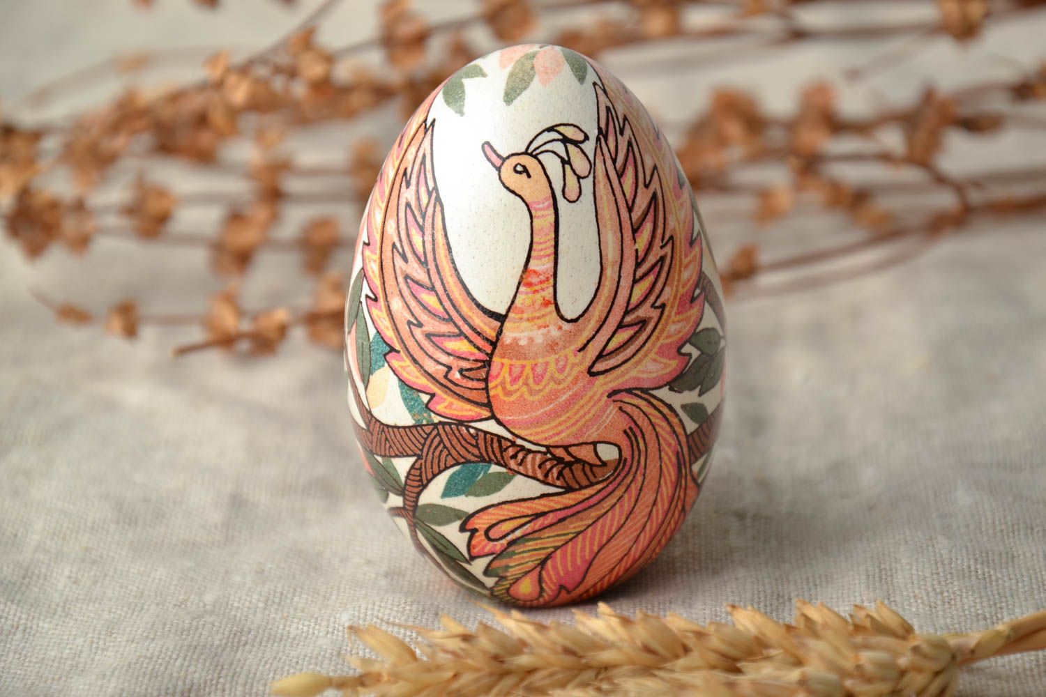 Oeuf de Pâques peint technique de cire Pyssanka avec oiseau de feu fait main  photo 1