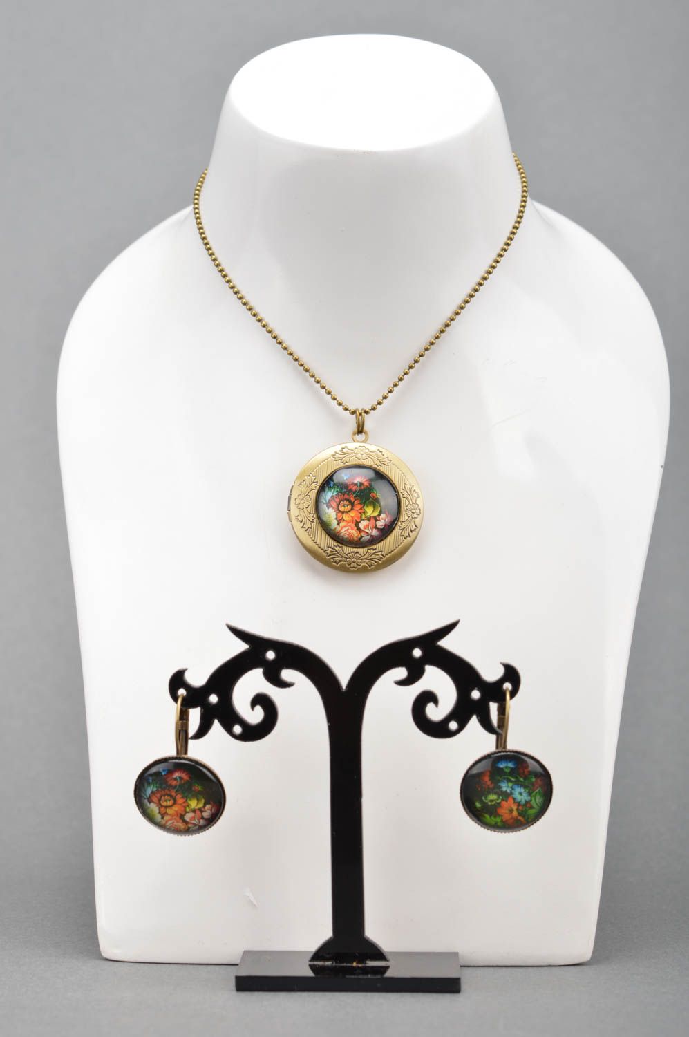 Handmade designer jewelry set of earrings and pendant with flower patterns photo 3