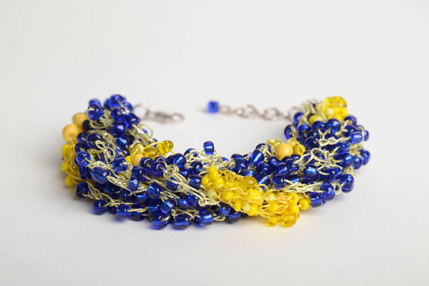 Широкий браслет из бисера ручной работы плетеный крючком синий с желтым фото 4