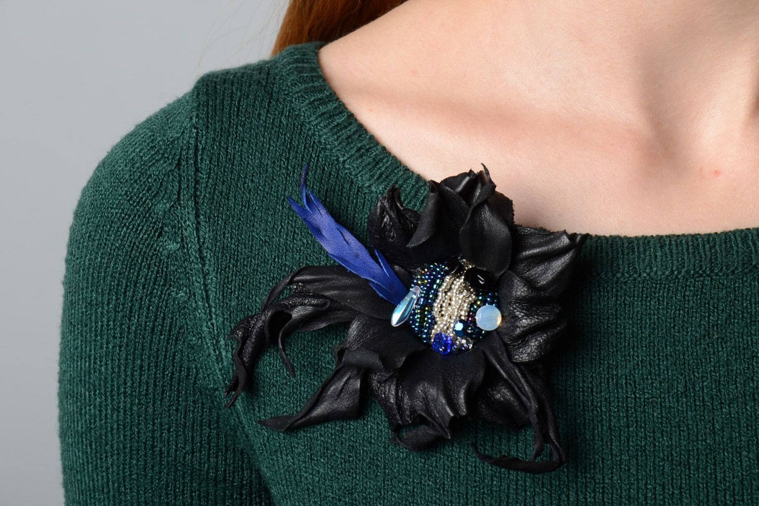 Broche de cuero natural con forma de flor negro con cuentas y abalorios de mujer hecho a mano foto 2