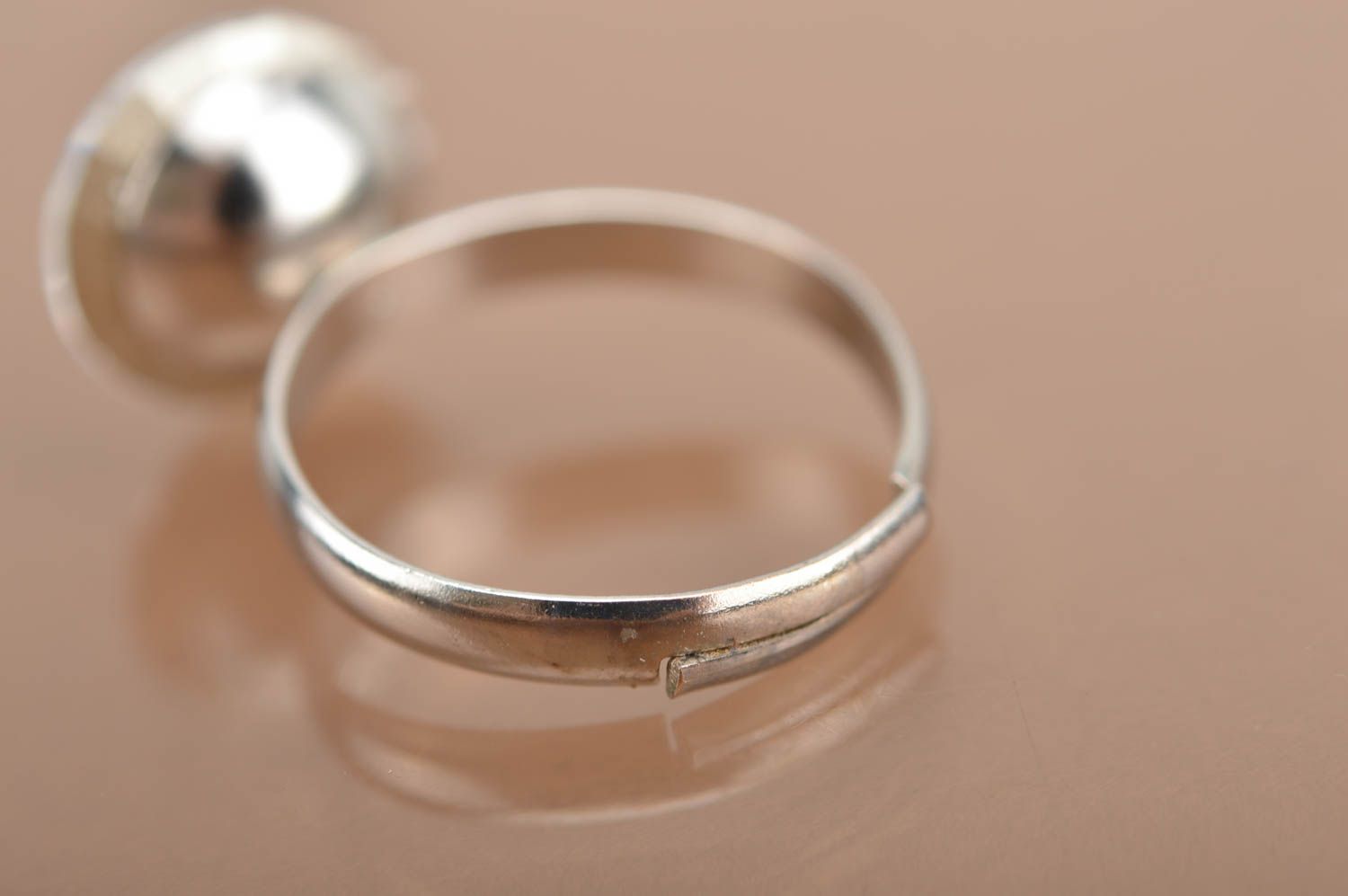 Schöner zarter Damen Ring mit Kristall auf Metall Basis Weißer Glanz foto 4
