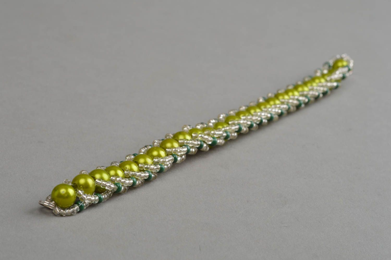 Grünes schönes Armband aus Glasperlen stilvoll grell künstlerische Handarbeit foto 3