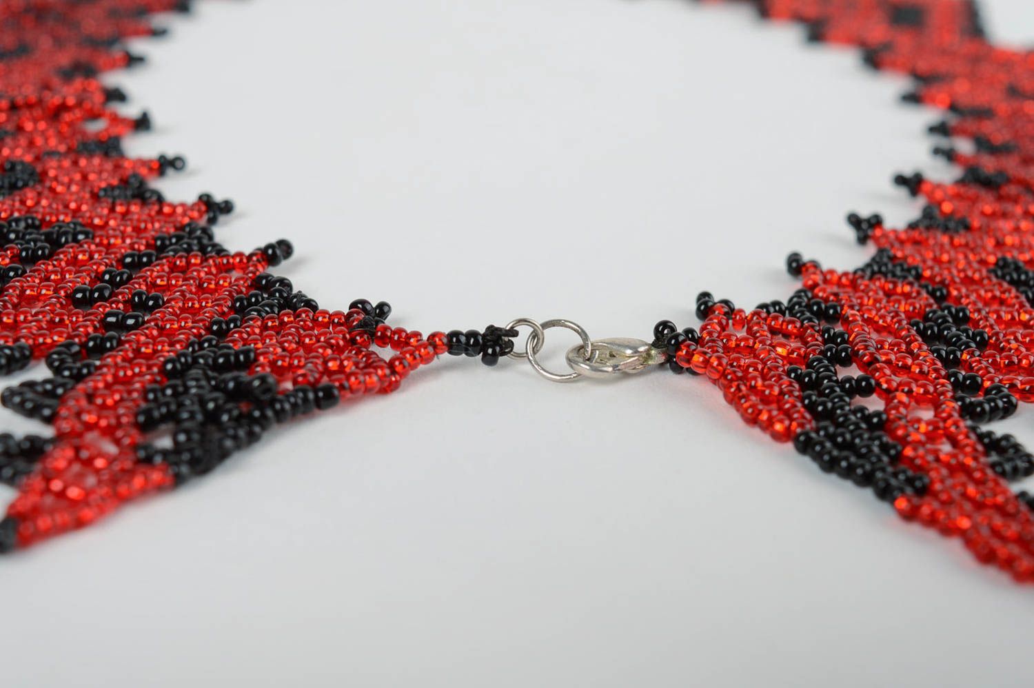 Collier rouge noir Bijou fait main Cadeau femme tissé en perles de rocaille photo 3