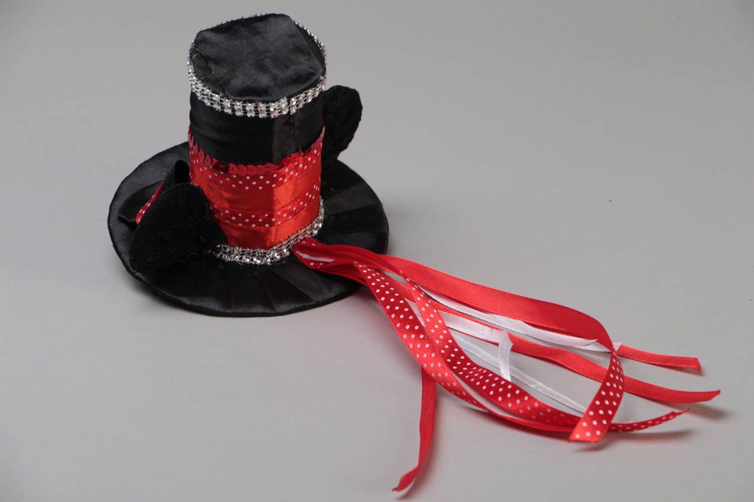 Barrette à cheveux Chapeau noir avec rubans rouges accessoire original fait main photo 4