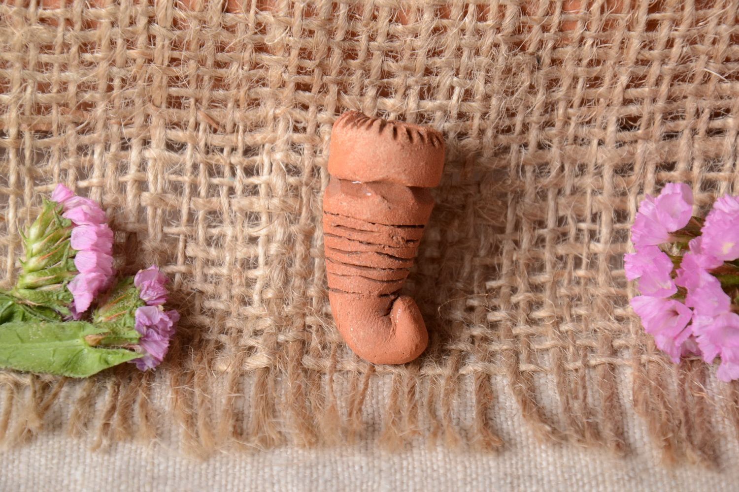 Pendentif en céramique sans cordon en forme de cruche petit fait main marron photo 1