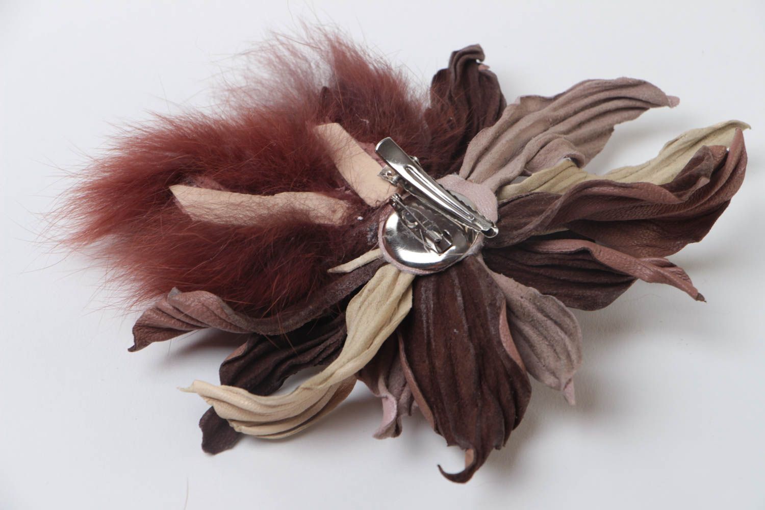 Broche con flor de cuero natural artesanal original para el pelo  foto 4