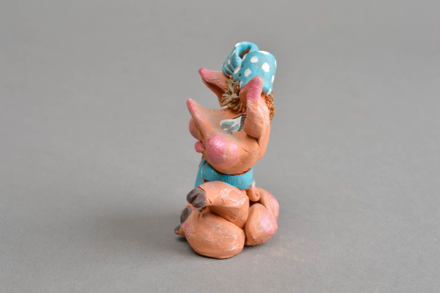 Авторский керамический сувенир ручной работы радостная свинка с голубым бантом фото 3