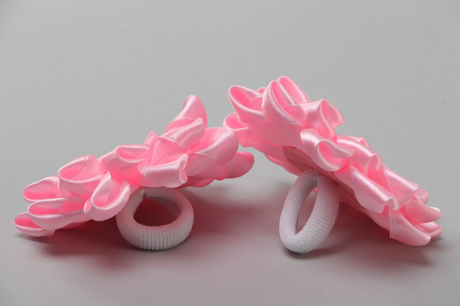 Резинки для волос с цветами ручной работы из атласных лент розовые набор из 2 шт фото 4