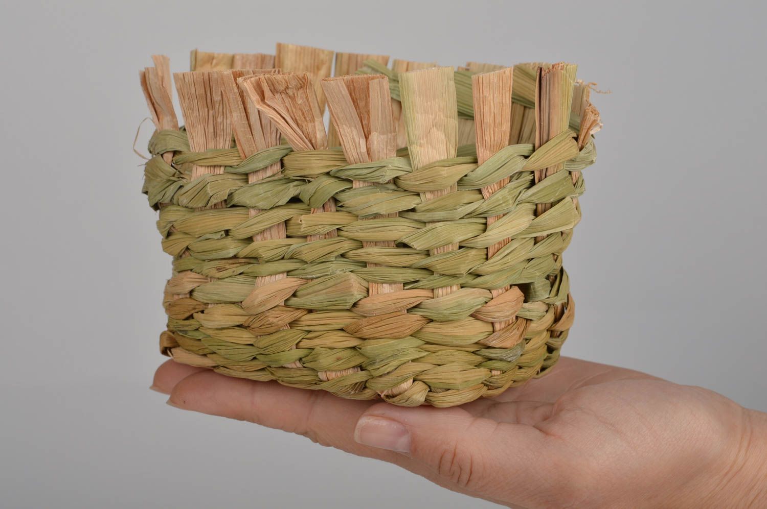 Изделия из кукурузных листьев декоративная корзиночка для бутылки ручной работы фото 2