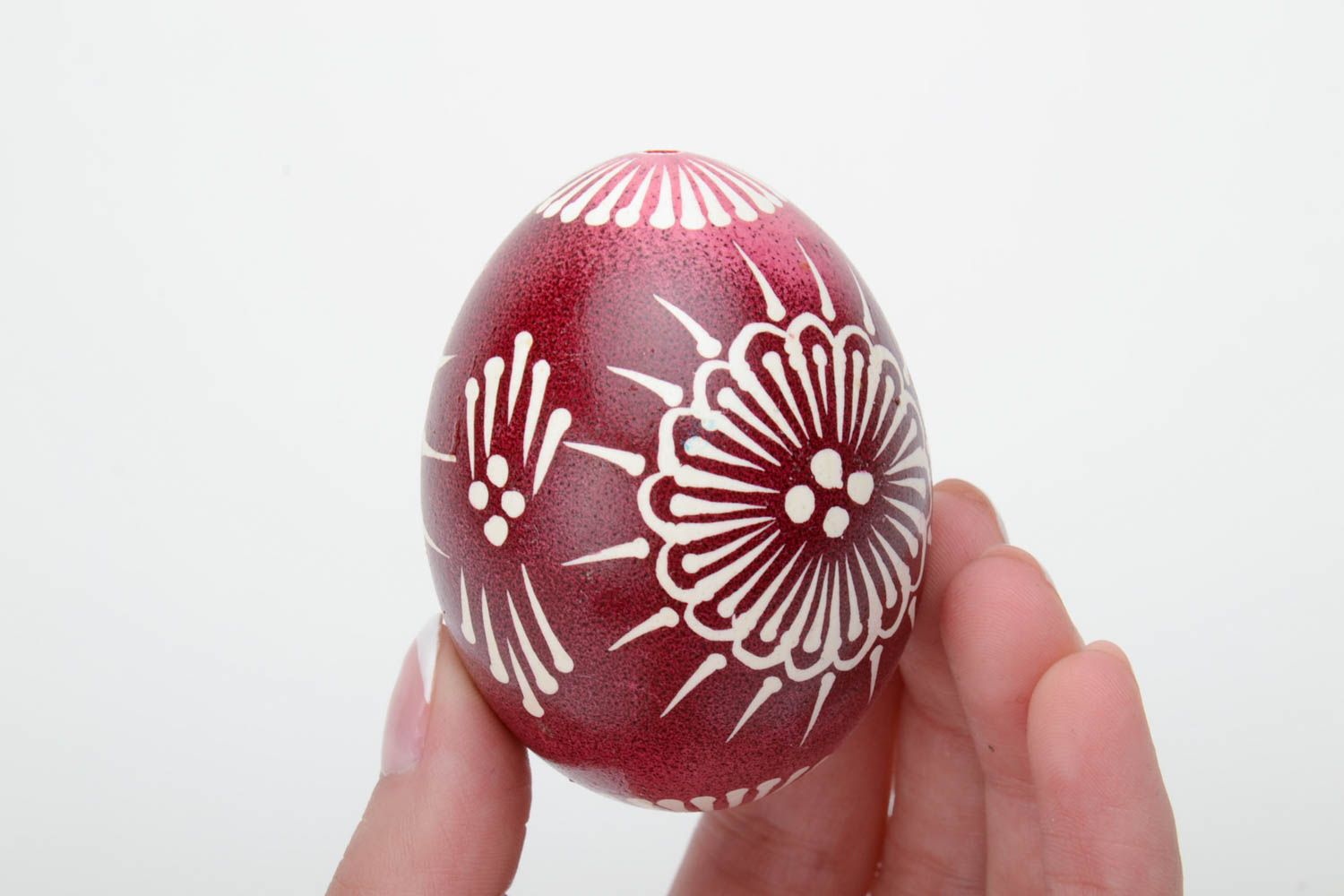 Расписное куриное яйцо в восковой технике ручной работы красное с белым фото 5