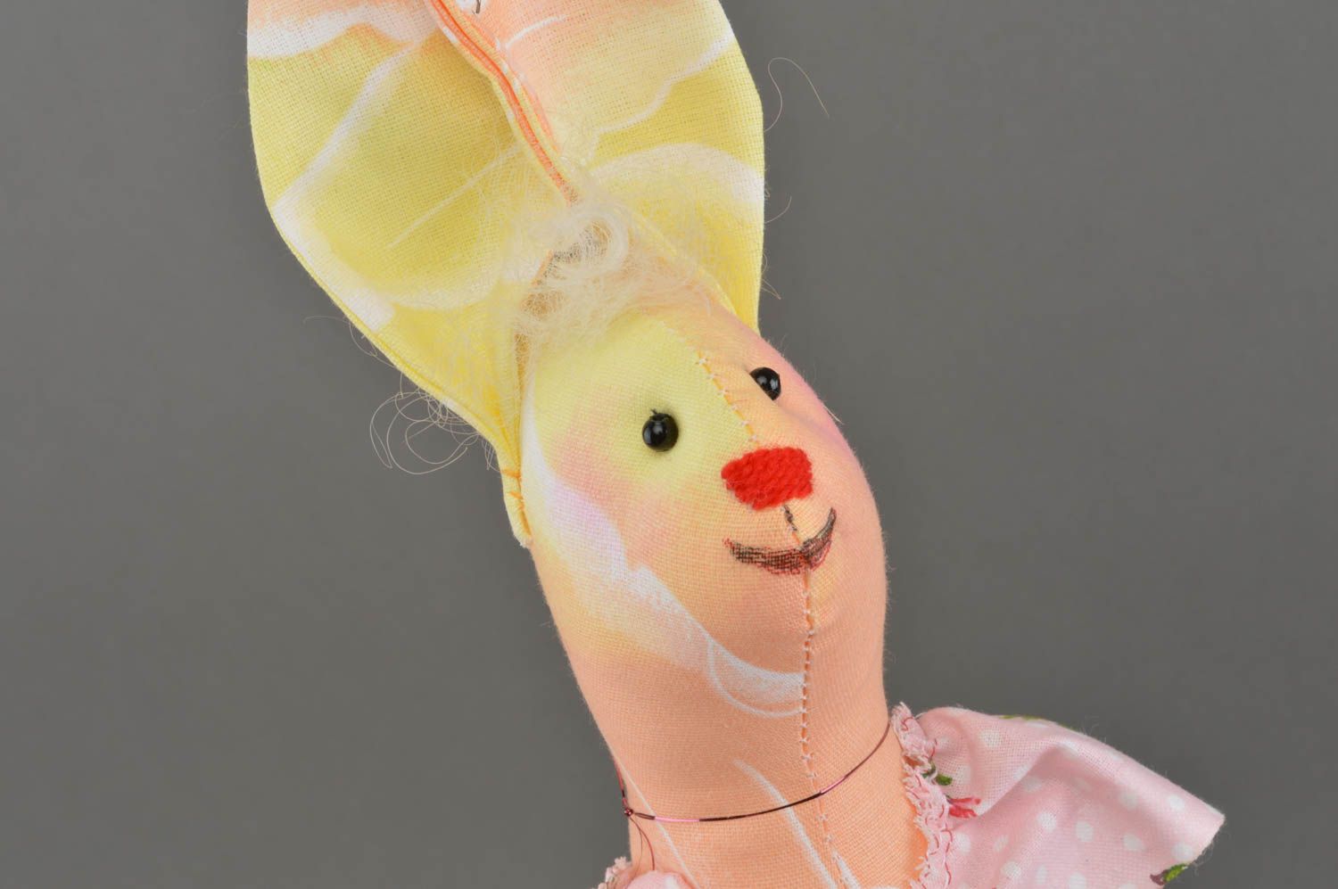Poupée lièvre en tissu faite main fille en robe rose décoration jouet originale photo 3