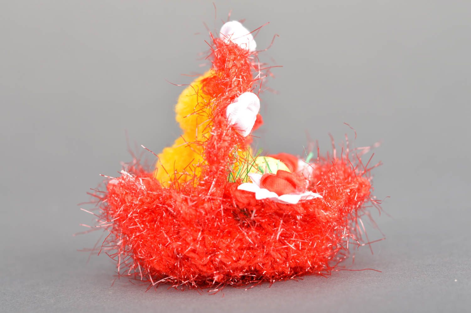 Jouet tricoté au crochet poussin dans panier rouge fait main en fils acryliques photo 5