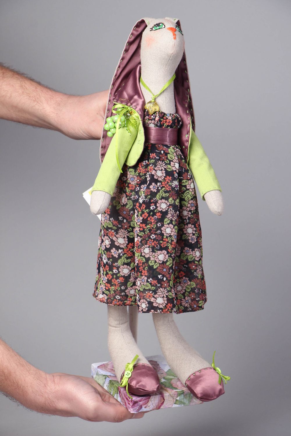 Мягкая кукла на подставке Заяц с длинными ушами фото 4