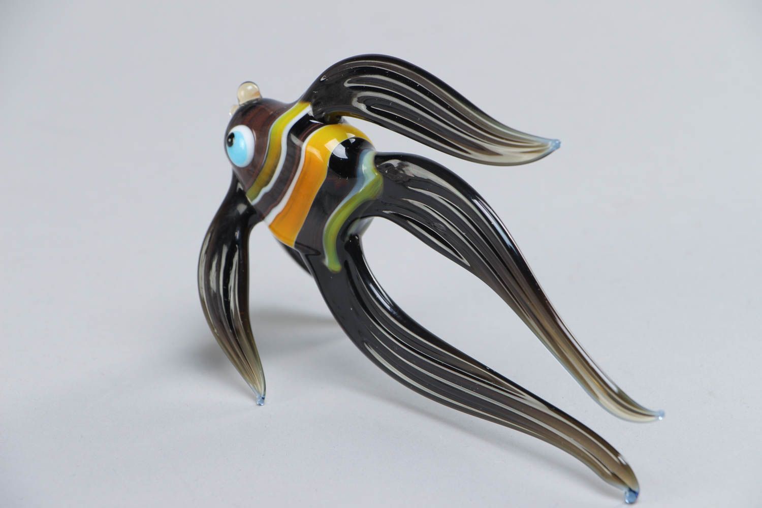 Стеклянная рыбка в технике лэмпворк фигурка ручной работы авторская черная фото 4
