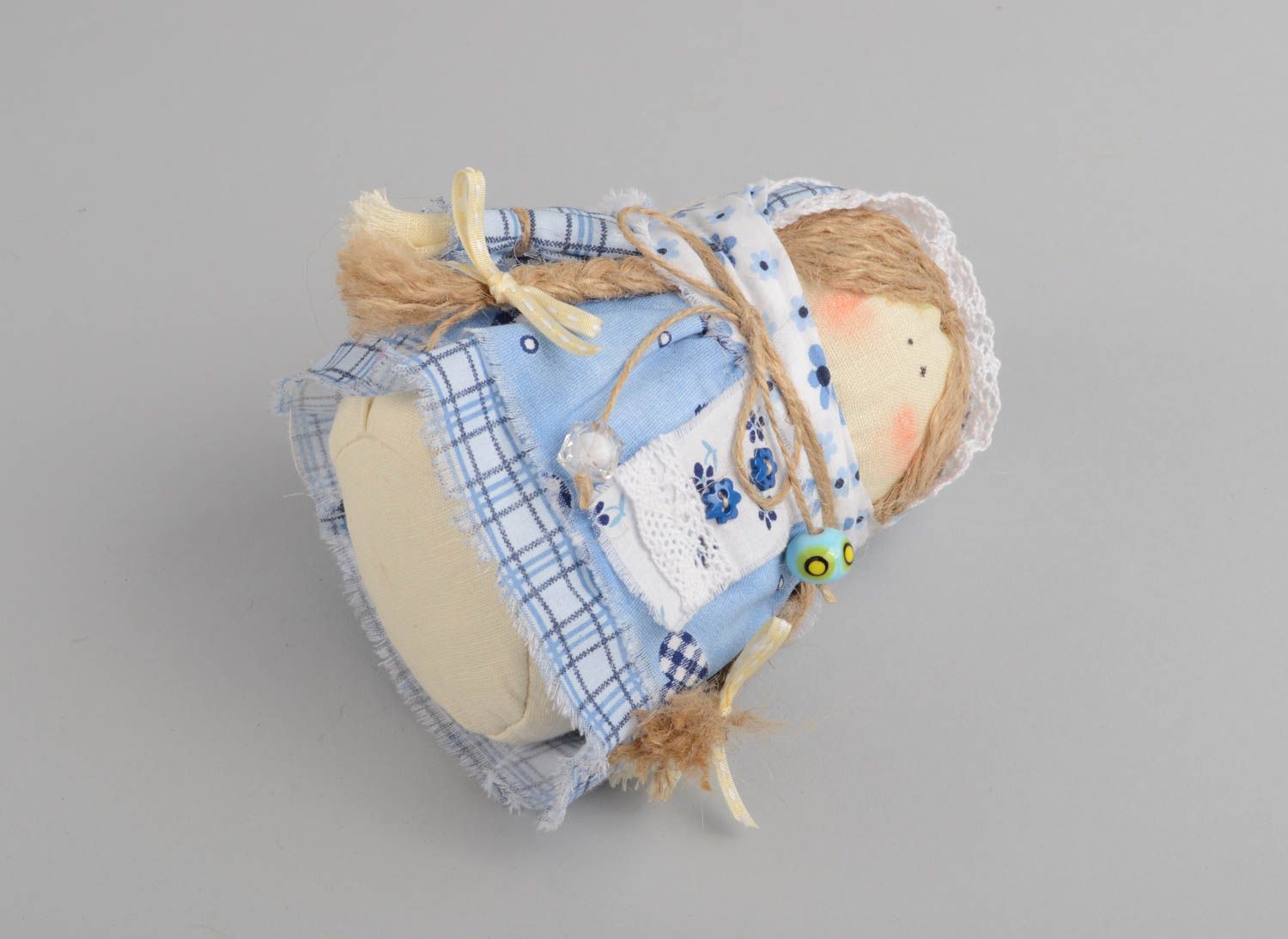 Кукла-оберег зерновушка ручной работы из ткани наполненная крупой красивая фото 4