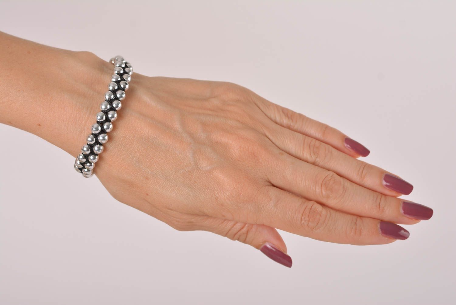 Bracelet original Bijou fait main en perles plastiques Cadeau pour femme photo 3