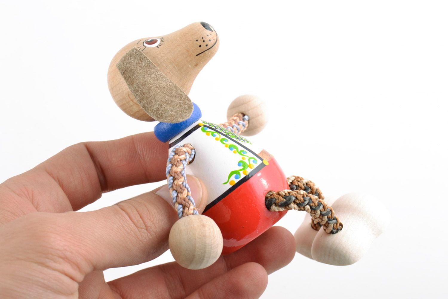 Petit jouet chien en bois peint clair fait main écologique pour enfant photo 2