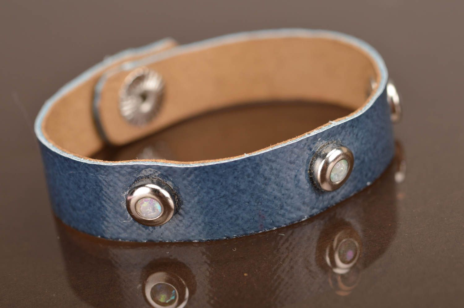 Bracelet fin en cuir naturel bleu fait main avec strass à bouton de pression photo 2
