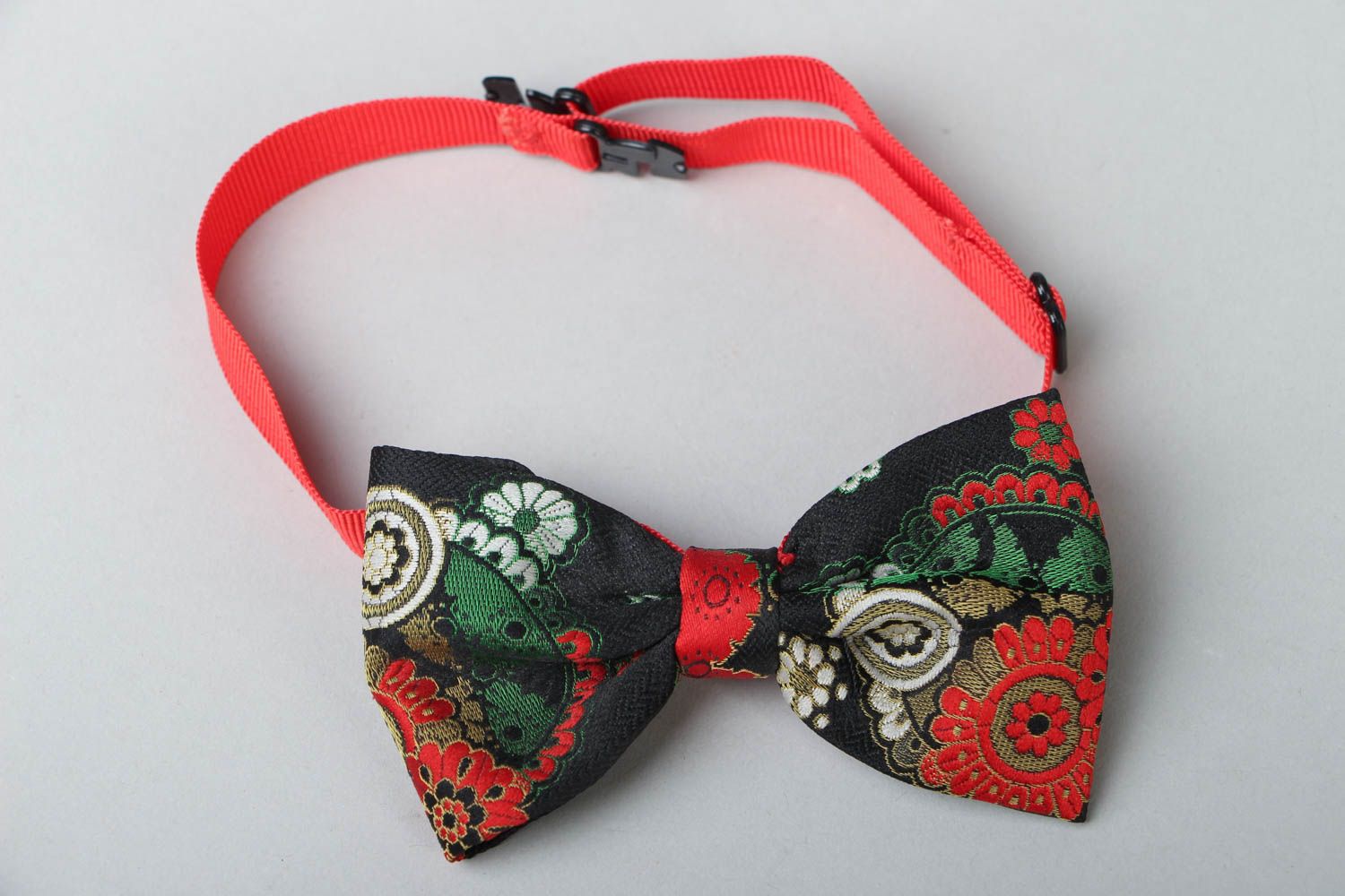 Fabric bow tie with fastener photo 1