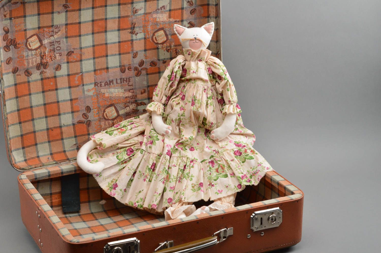 Textil Kuscheltier Katze weiß im blumigen Kleid handmade schön originell foto 1
