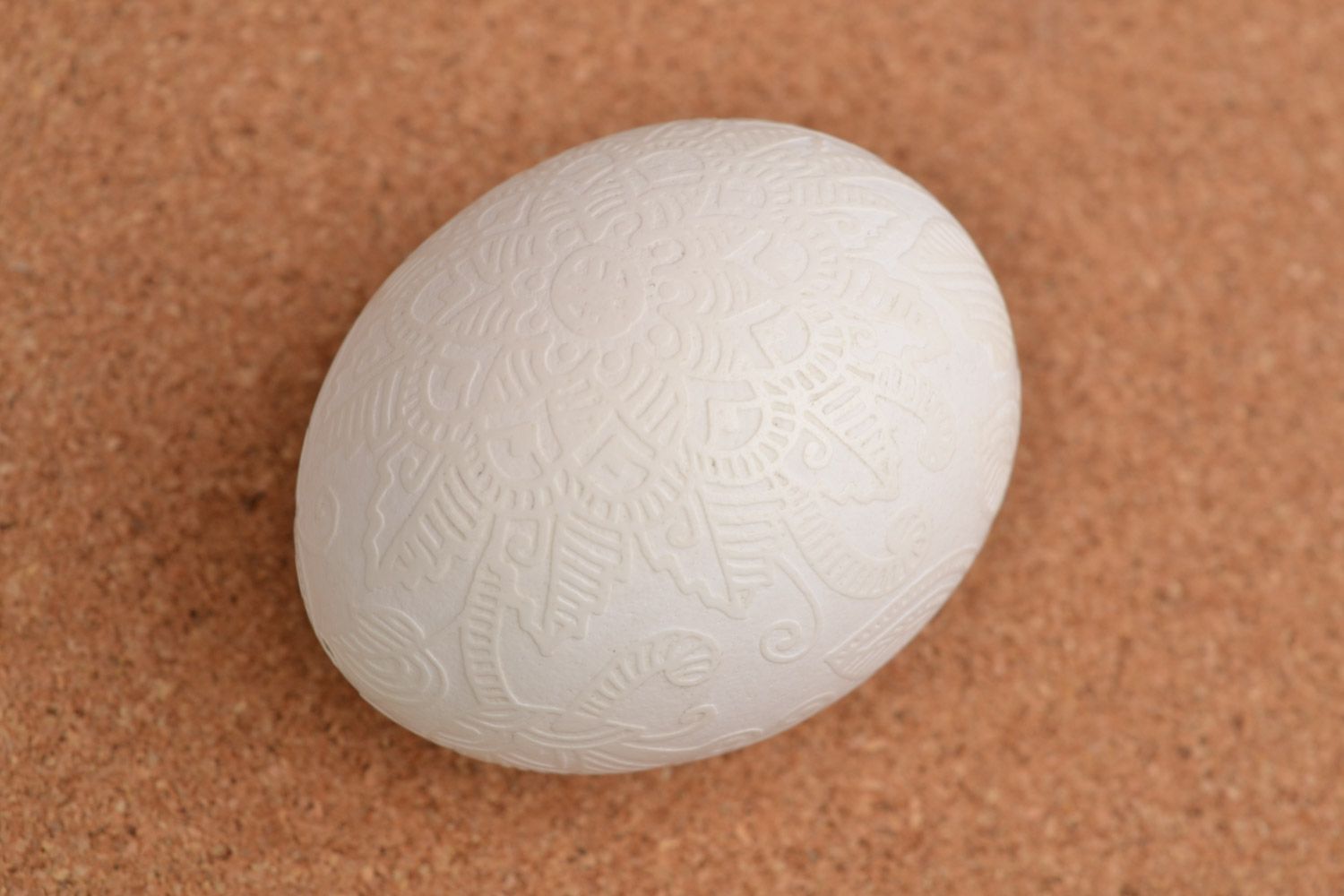 Пасхальное яйцо в технике травления уксусом ручной работы белое необычное фото 1