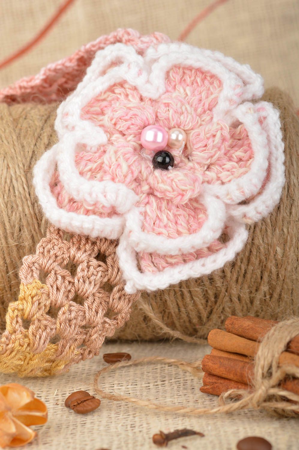 Вязаная повязка на голову с розовым цветком из акриловой нити и бусин хэнд мэйд фото 1