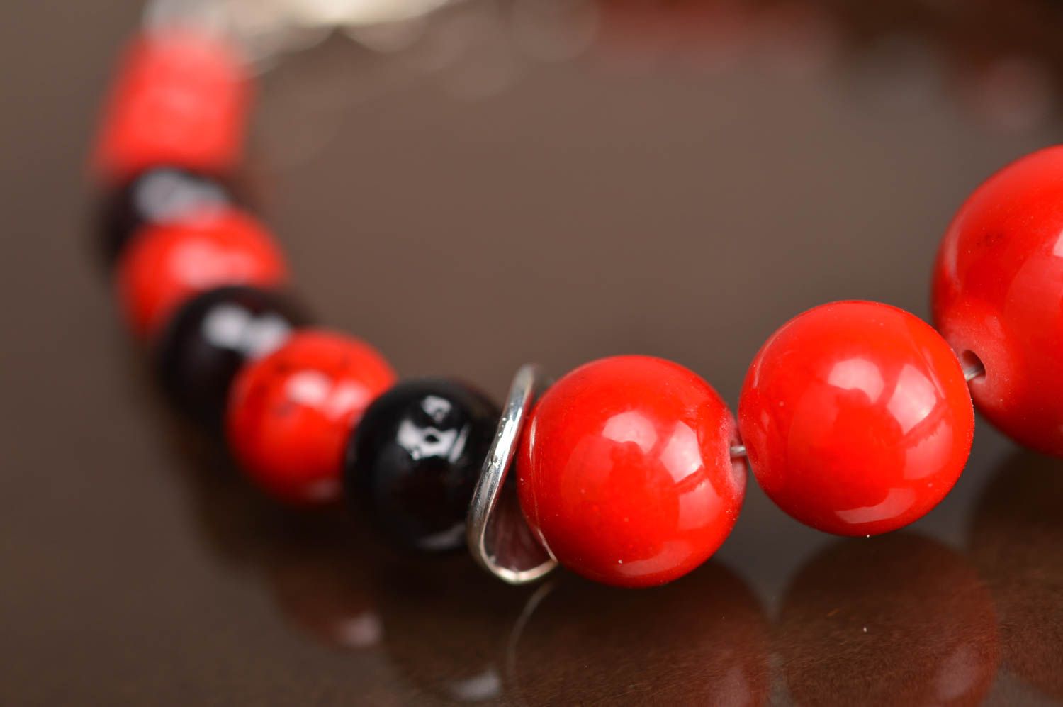 Bracelet de perles fantaisie et fil de pêche noir rouge fait main marquant photo 5