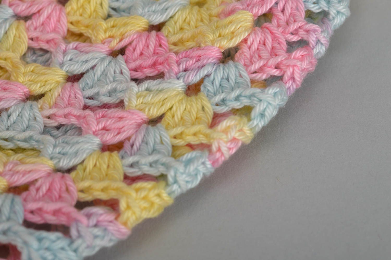 Bonnet tricot fait main Bonnet au crochet multicolore avec fleur Vêtement enfant photo 4