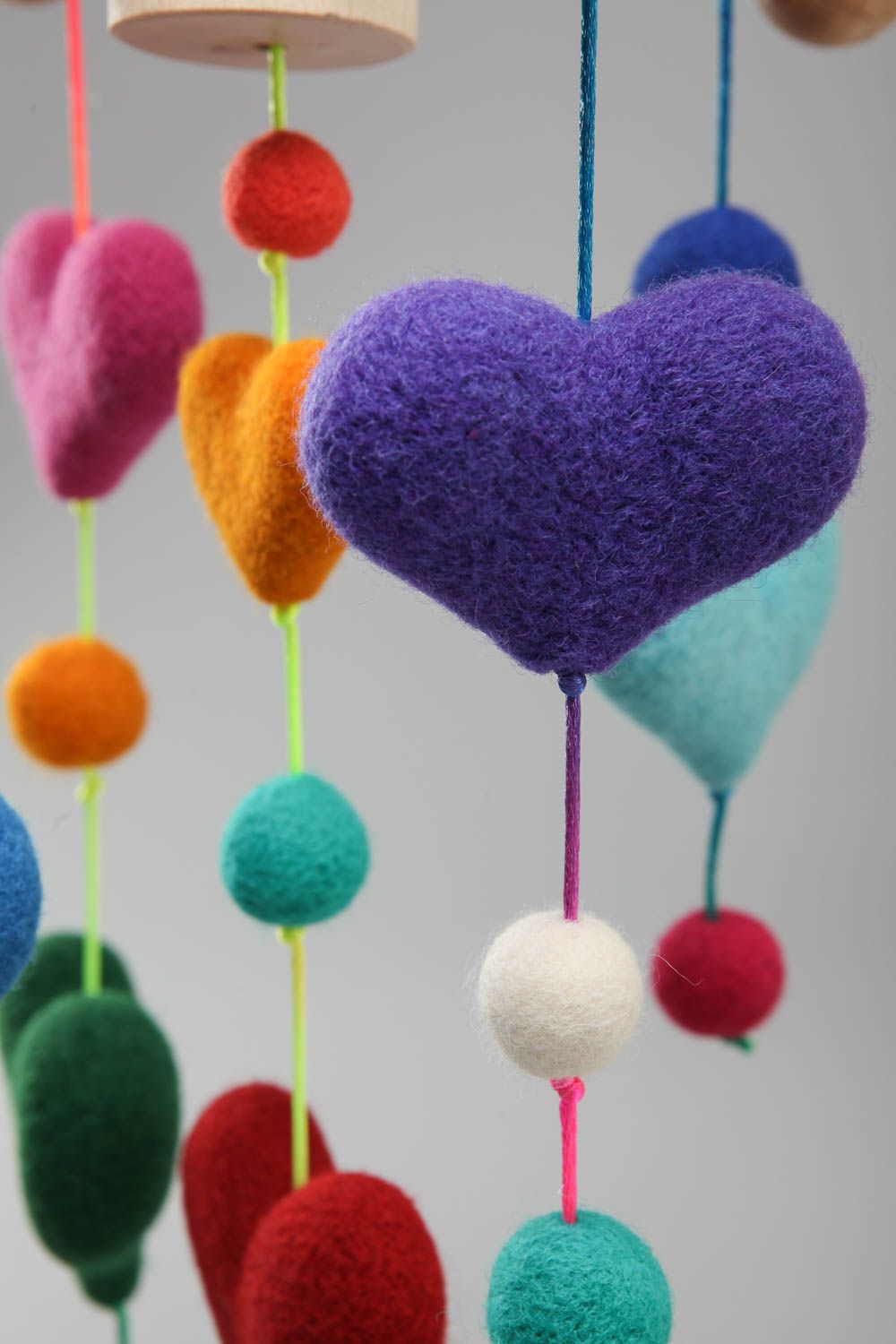 Подвеска в кроватку с игрушками сердечками красивая цветная детская хэнд мейд фото 3