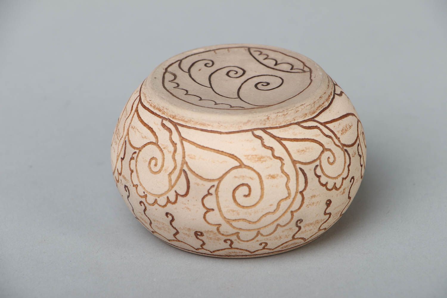 Salero de cerámica con ornamentos foto 3