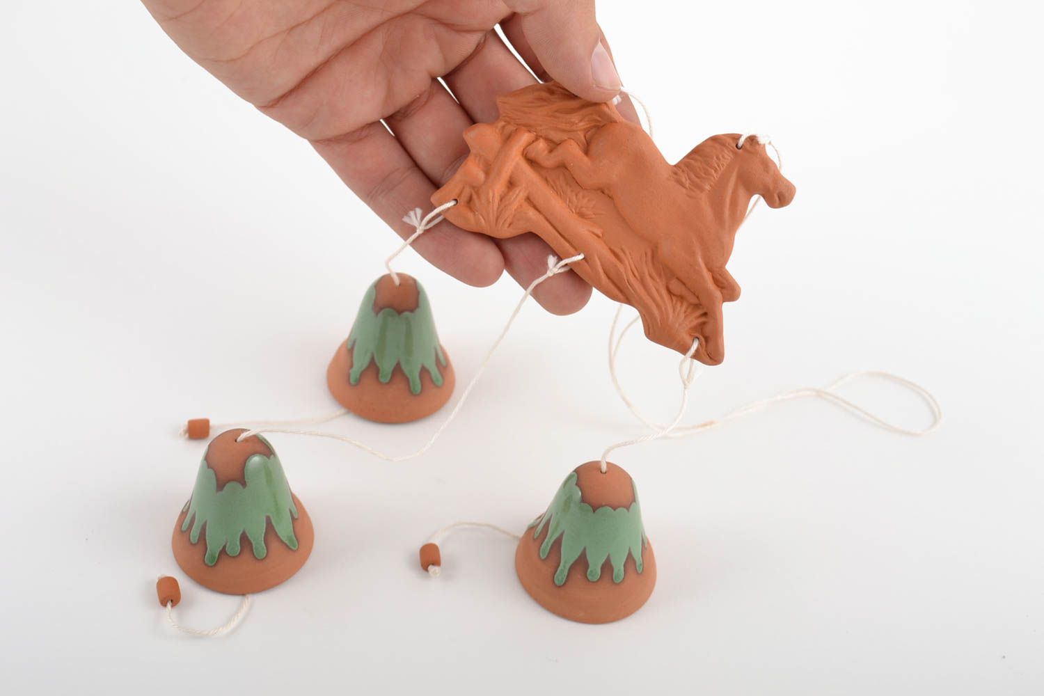 Авторские керамические колокольчики с лошадью расписные ручной работы на шнурке фото 2