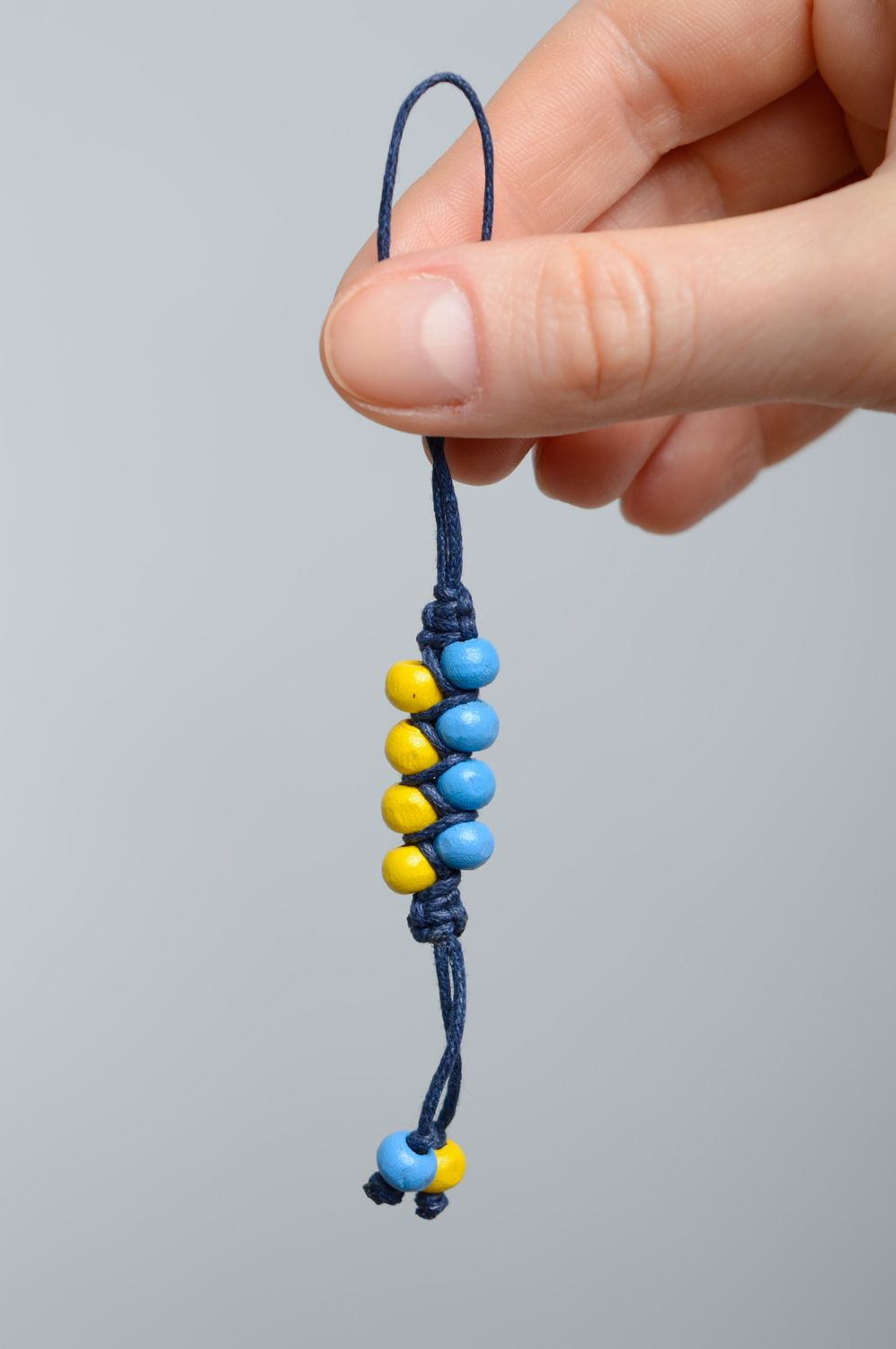 Porte-clés en perles de bois et lacet ciré technique macramé fait main photo 3