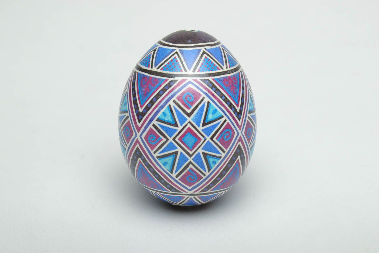 Oeuf de Pâques peint de colorants d'aniline traditionnel bleu fait main photo 2