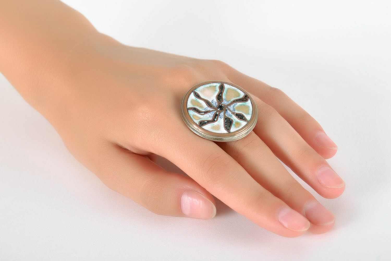 Мельхиоровое кольцо с эмалированной медной пластиной фото 5