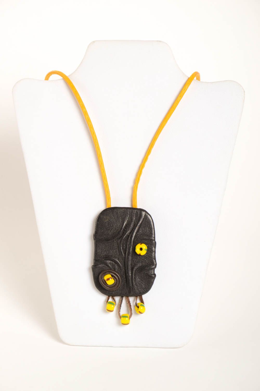 Украшение ручной работы кулон из кожи женский кулон на желтом шнурочке фото 2