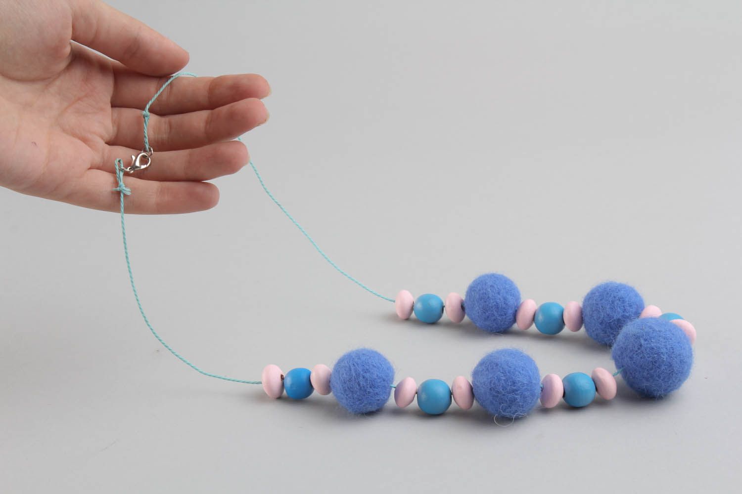 Wool beaded necklace photo 1