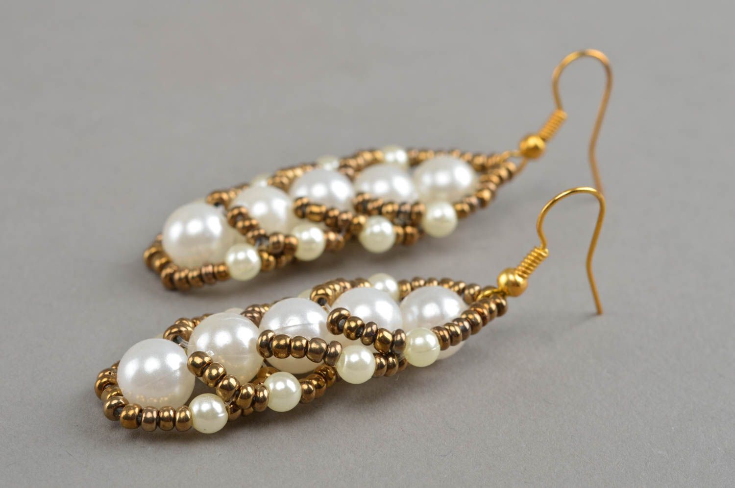 Boucles d'oreilles en perles de rocaille faites main de créateur blanc d'or photo 3