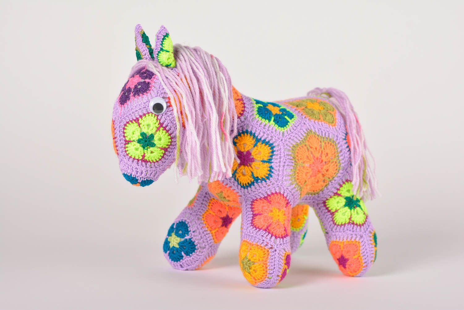 Peluche cheval faite main Jouet tricot mauve à fleurs Cadeau pour enfant photo 1