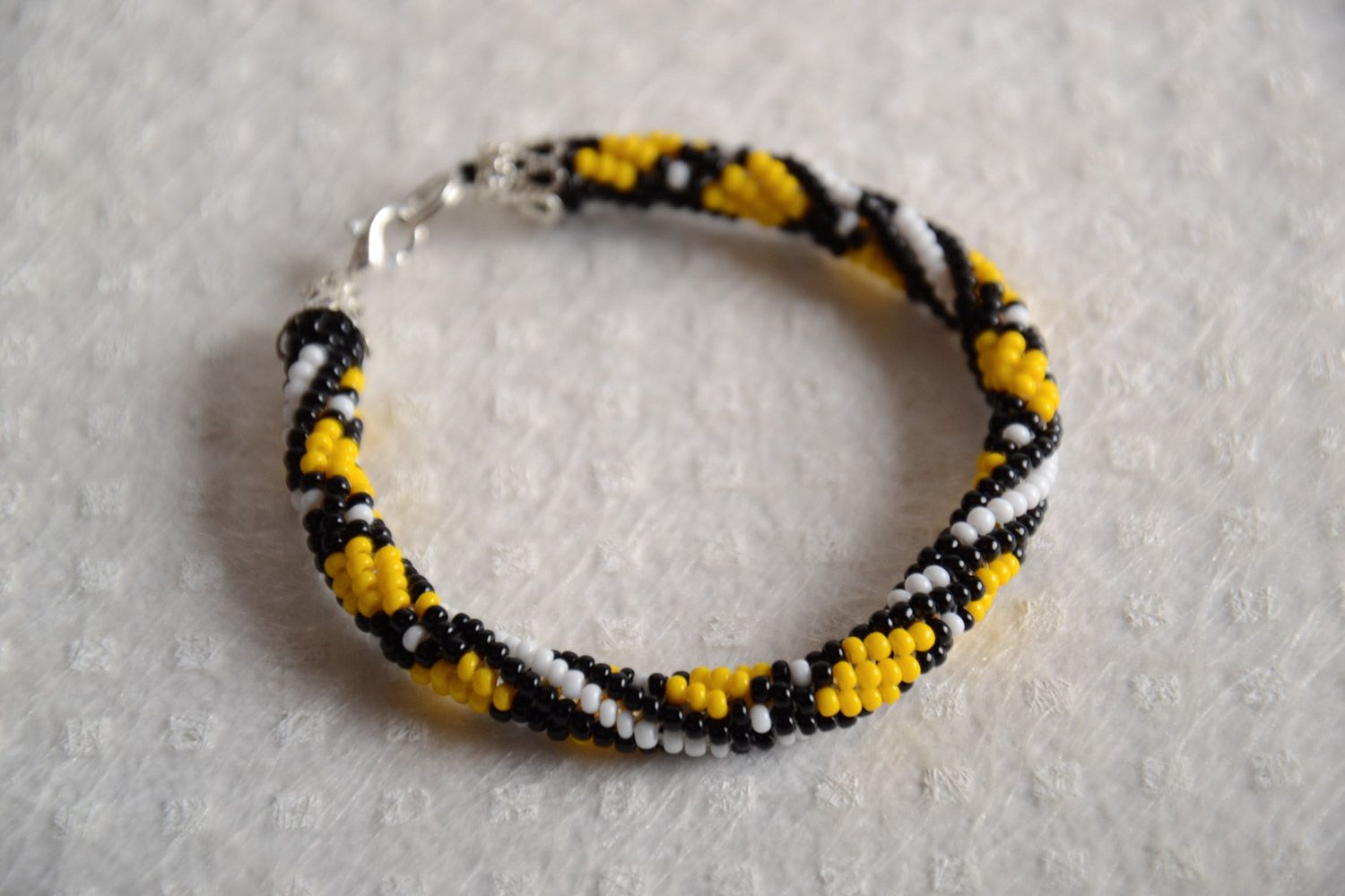 Контрастный наручный браслет из бисера в форме жгута ручной работы желтый с черным фото 1