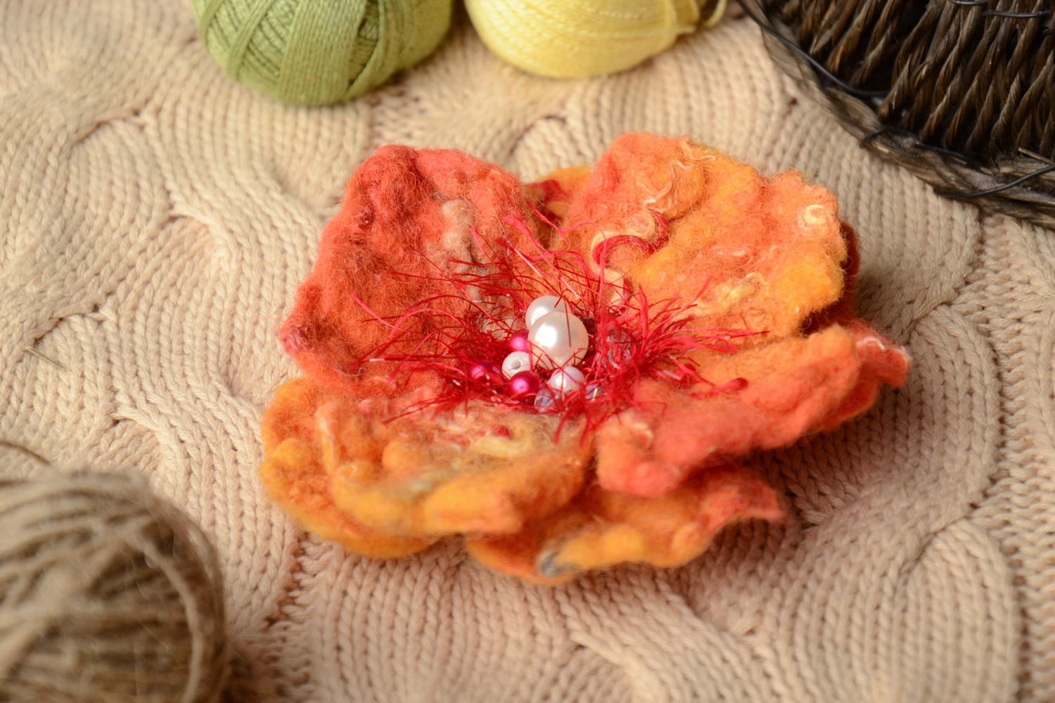 Broche en laine technique de feutrage Fleur orange photo 1