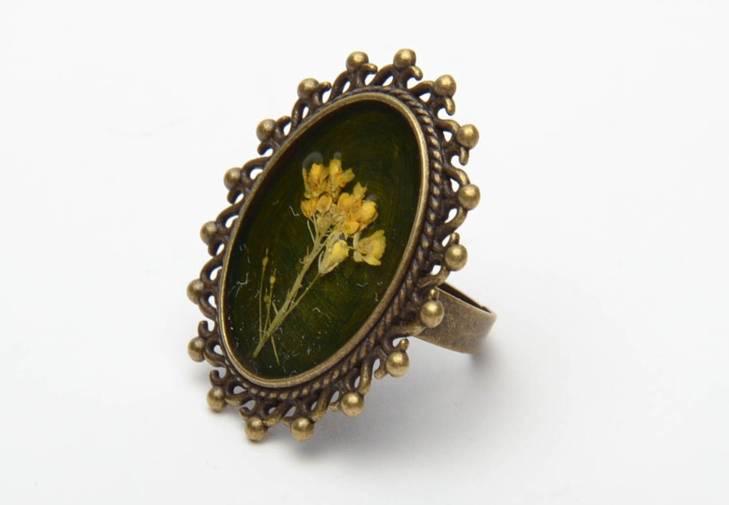 Round vintage ring with natural flowers photo 3