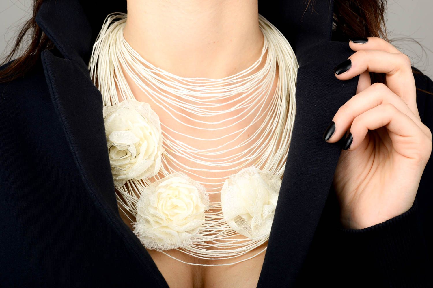 Collier textile Bijou fait main blanc en fils avec fleurs Cadeau pour femme photo 1