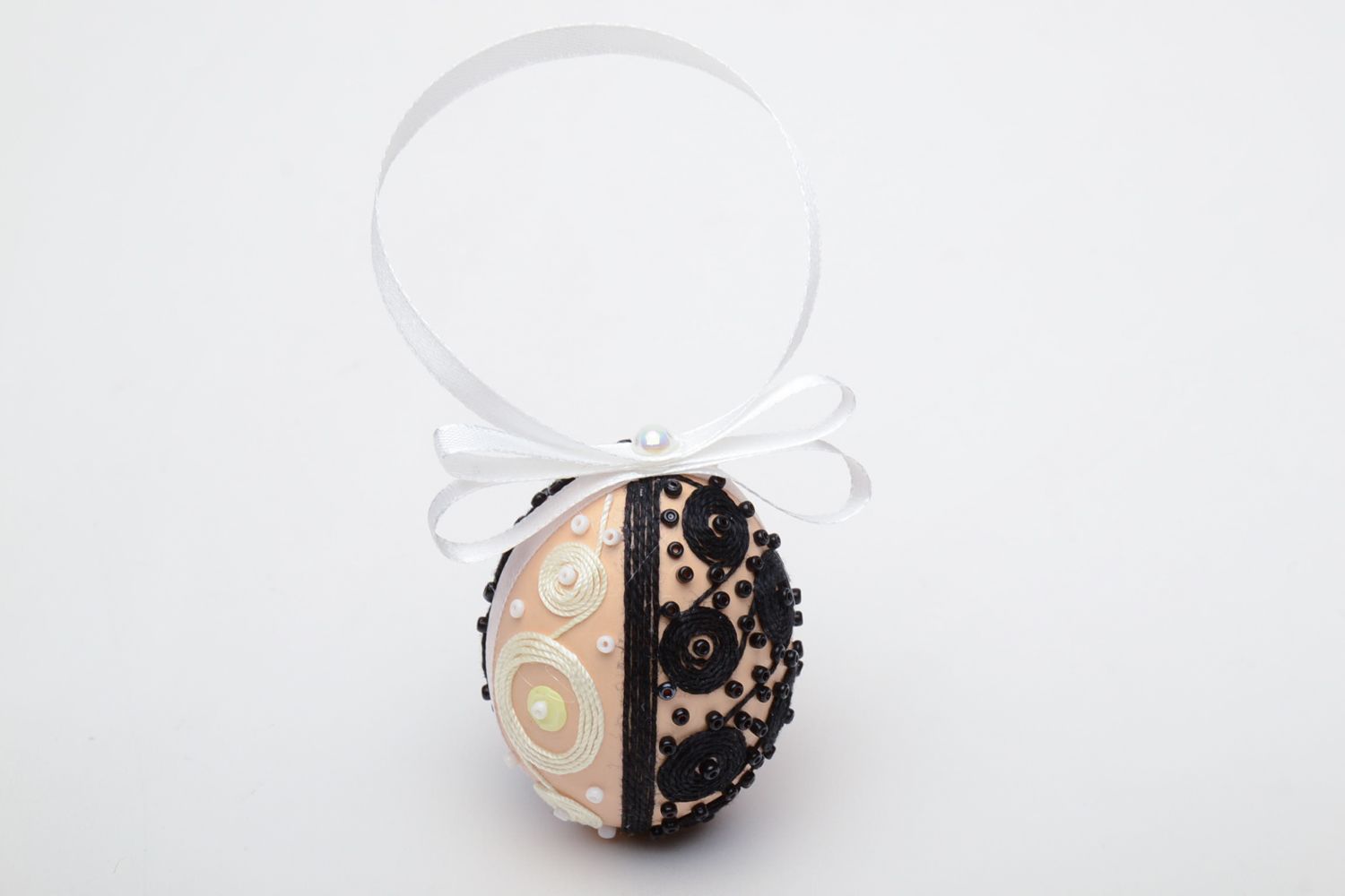 Œuf de Pâques à suspendre fait main avec perles de rocaille blanc noir photo 2