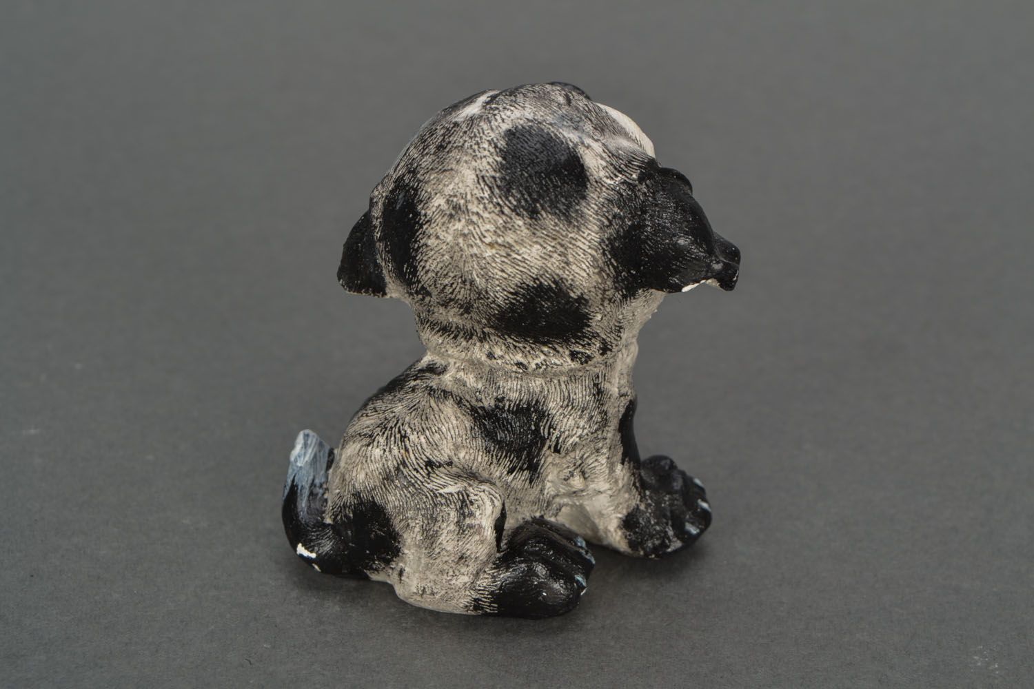 Estatueta de gesso pintada com tintas acrílicas em forma do cachorro  foto 5